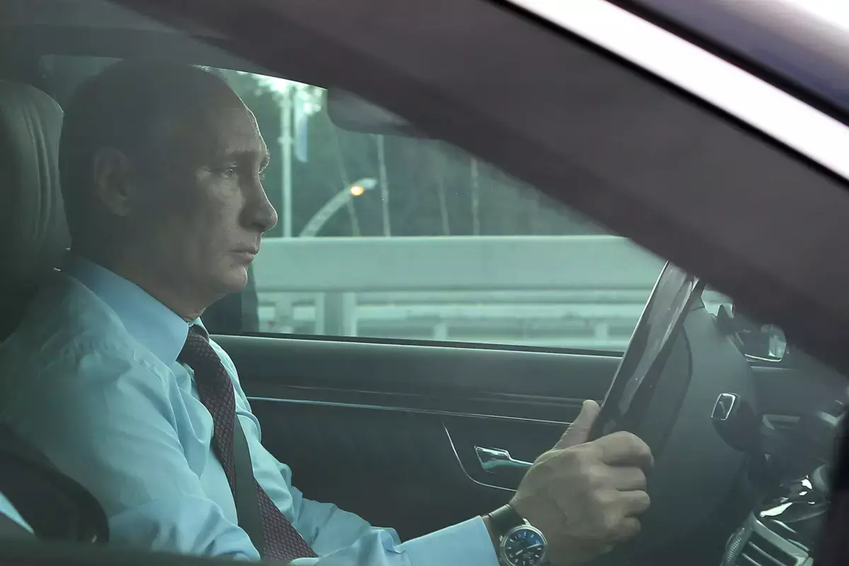 «По-тихому»: Путин сам водит машину в Москве и очень недоволен курьерами - новости на Lada.kz 10.12.2025