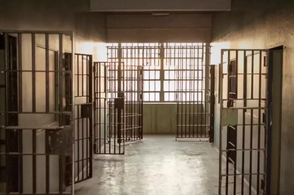 Жеке кабинет, интернет, монша: Павлодардағы түрмеде жазасын өтеуші басшылықтың жанында “ерекше” жағдайда тұрып келген