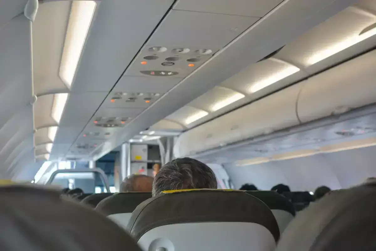 Трагедия на рейсе Актобе–Алматы: женщина умерла прямо во время полета (ВИДЕО)