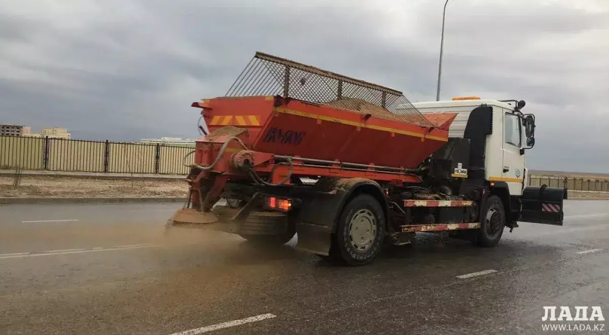 Жителей Актау волнует вопрос готовности коммунальной техники к борьбе с гололедом - новости на Lada.kz 10.12.2025
