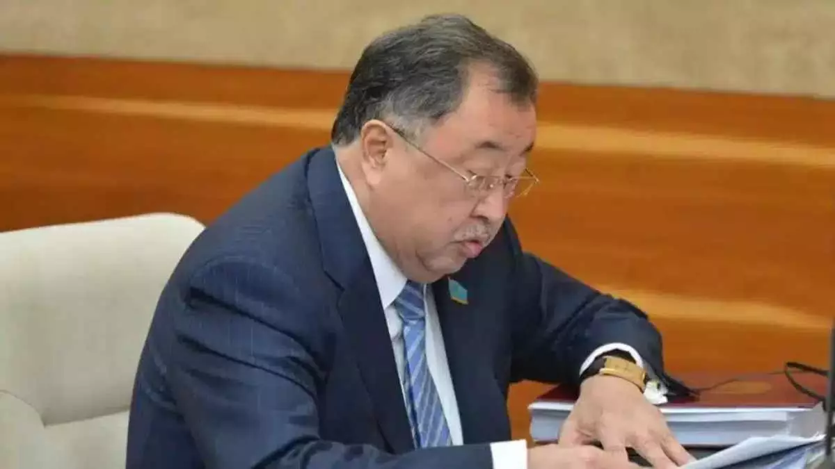 "Көке мен сізді алдамаймын деп ант еткен": Бишімбаевтың әкесі 1 миллион долларға қатысты іс бойынша сотта куәлік берді