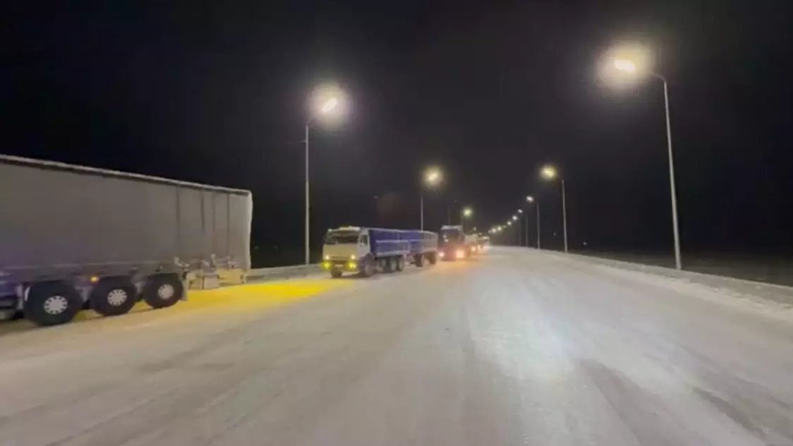 Жетісу облысында полиция 150 жүк көлігіне боранда жол бастап берді