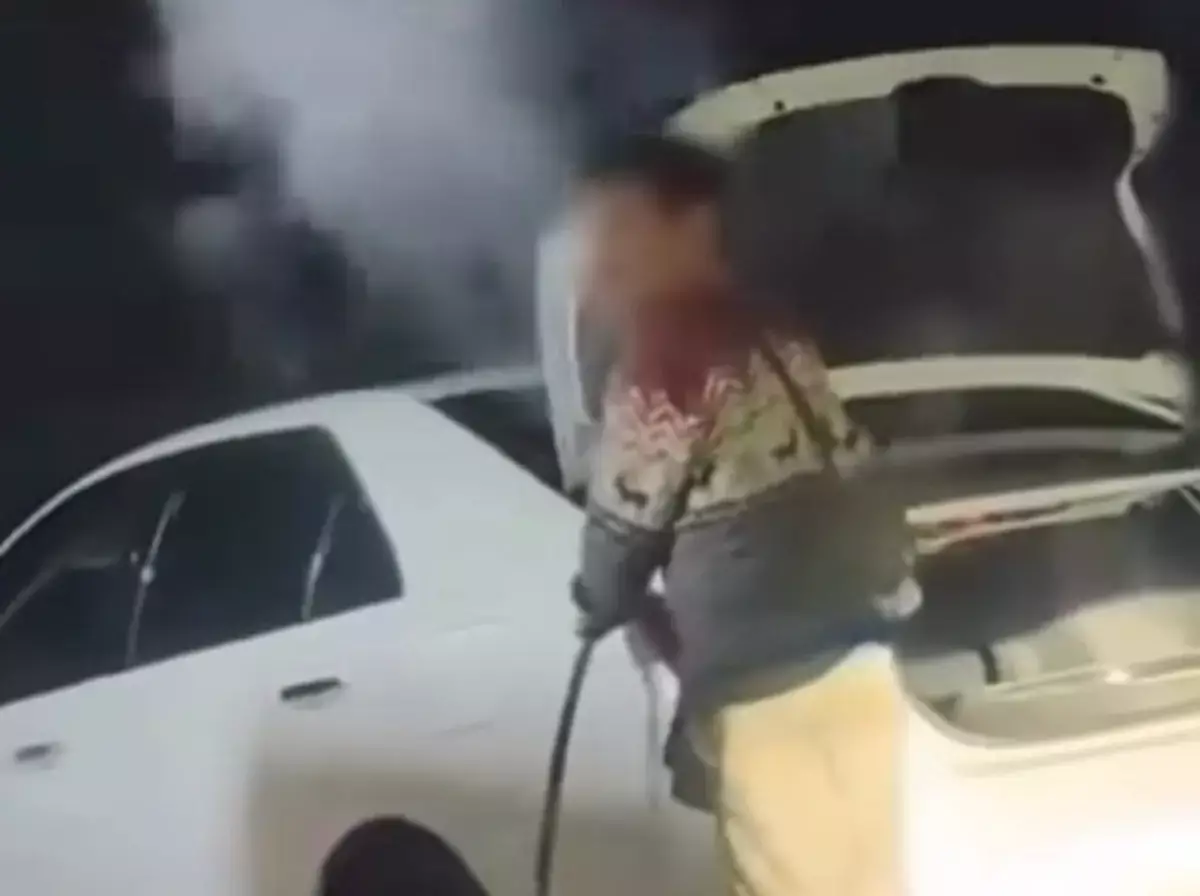 В Актау оператор заправки курил во время обслуживания автомобиля и был наказан - новости на Lada.kz 10.12.2025