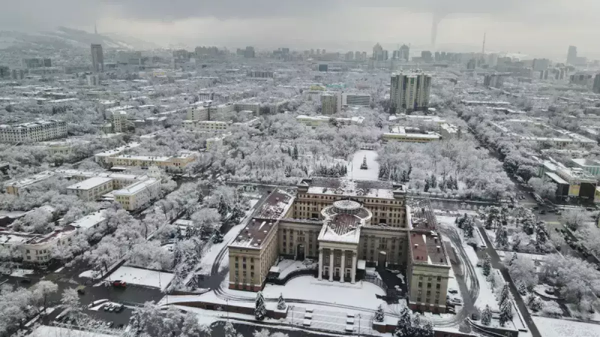 Сильный снегопад в Алматы вызвал задержки десятков рейсов.