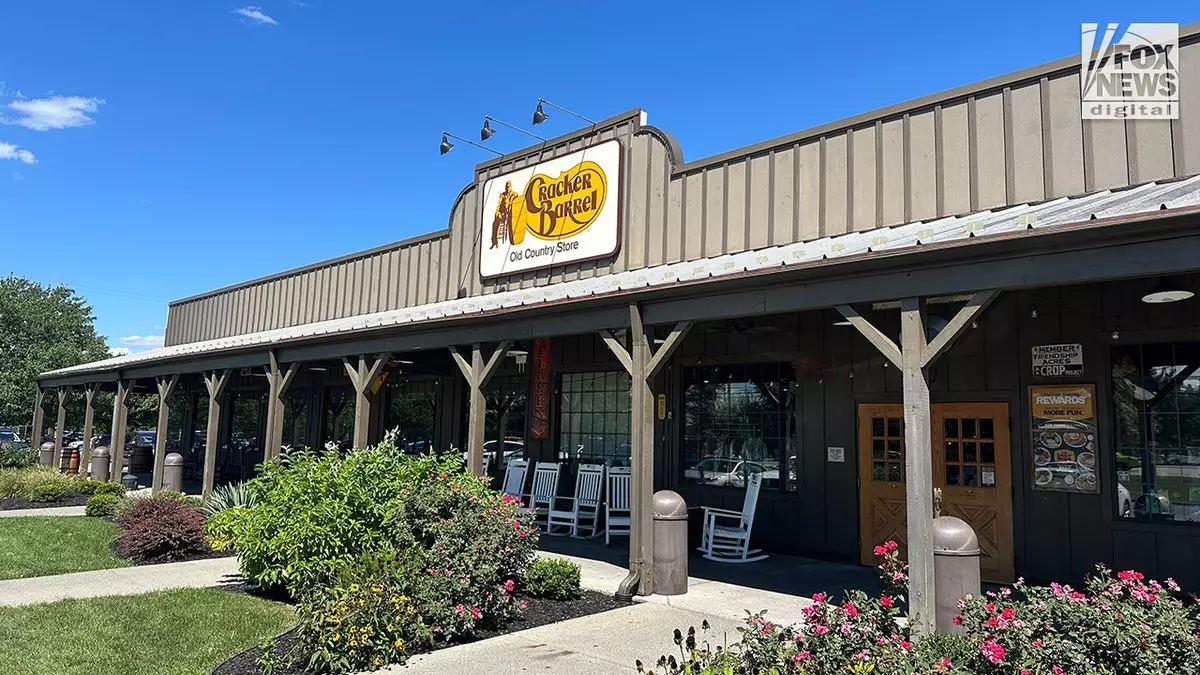 Сеть ресторанов Cracker Barrel заплатит тысячи долларов студентам в рамках урегулирования претензий о дискриминации.