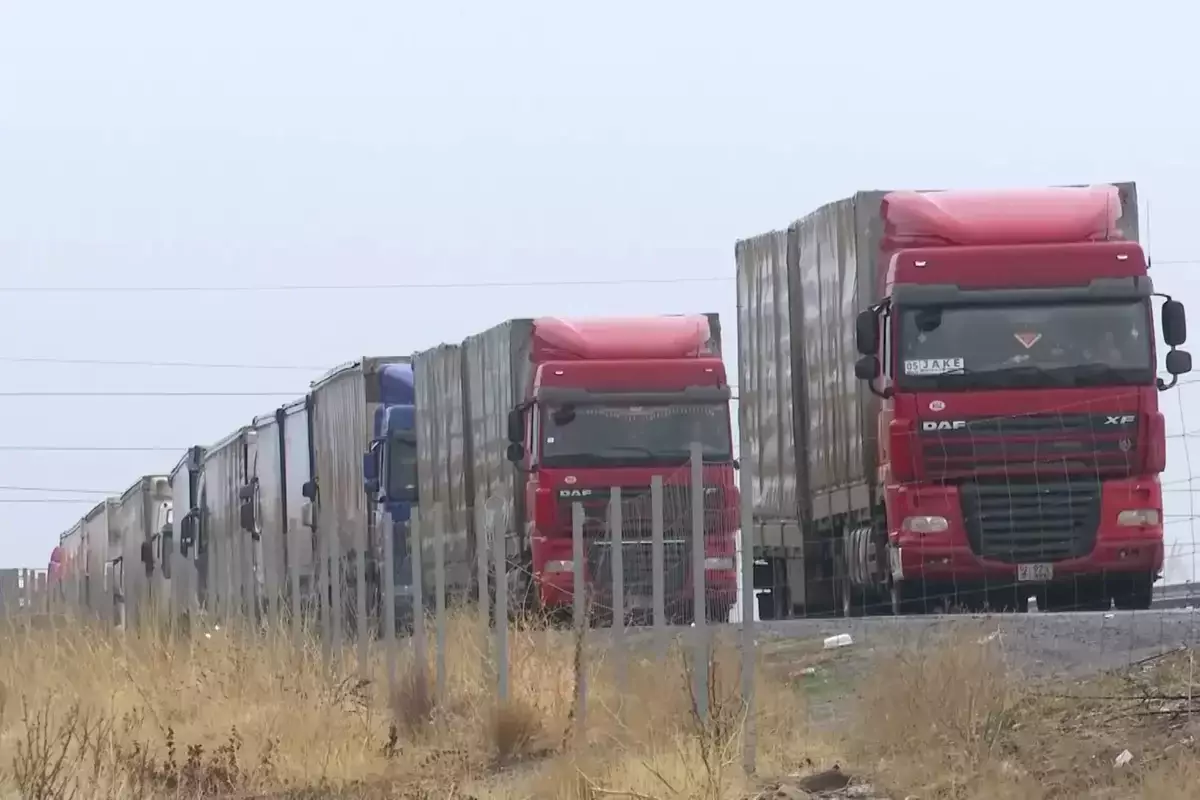 Товар портится, клиенты уходят: фуры застряли на посту «Казыгурт»