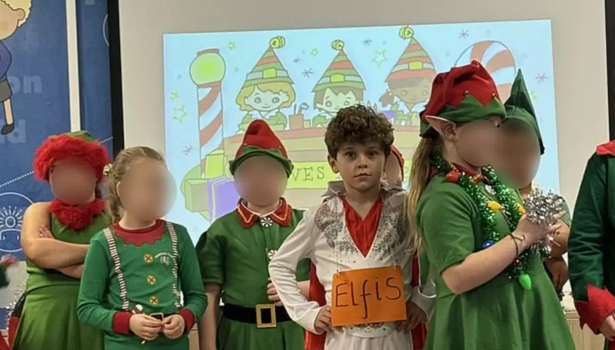 Элвис вместо эльфа: школьник в костюме певца на новогоднем представлении стал звездой в сети