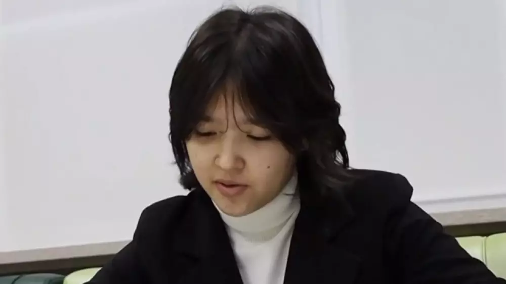 “Без репетиторов и курсов“. Павлодарская школьница научилась свободно говорить на десяти языках