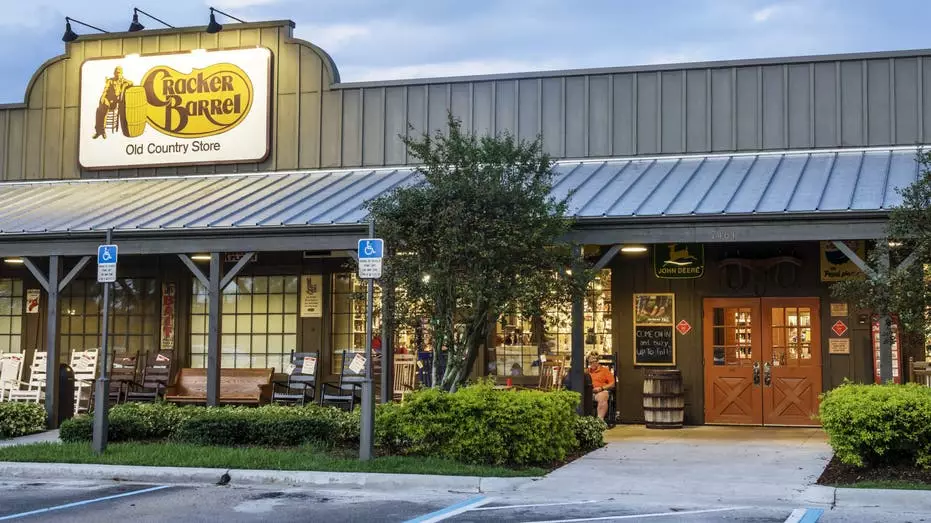 Посетители Cracker Barrel бьют тревогу, и вот что, по сообщениям, вызывает их ярость.
