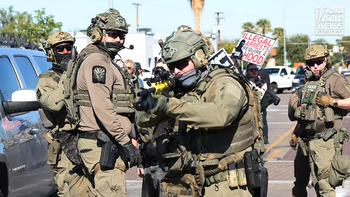 Иммиграционная полиция обвиняет конгрессмена-демократа в присоединении к «бунтующей толпе» в Аризоне и вмешательстве в массовые задержания.