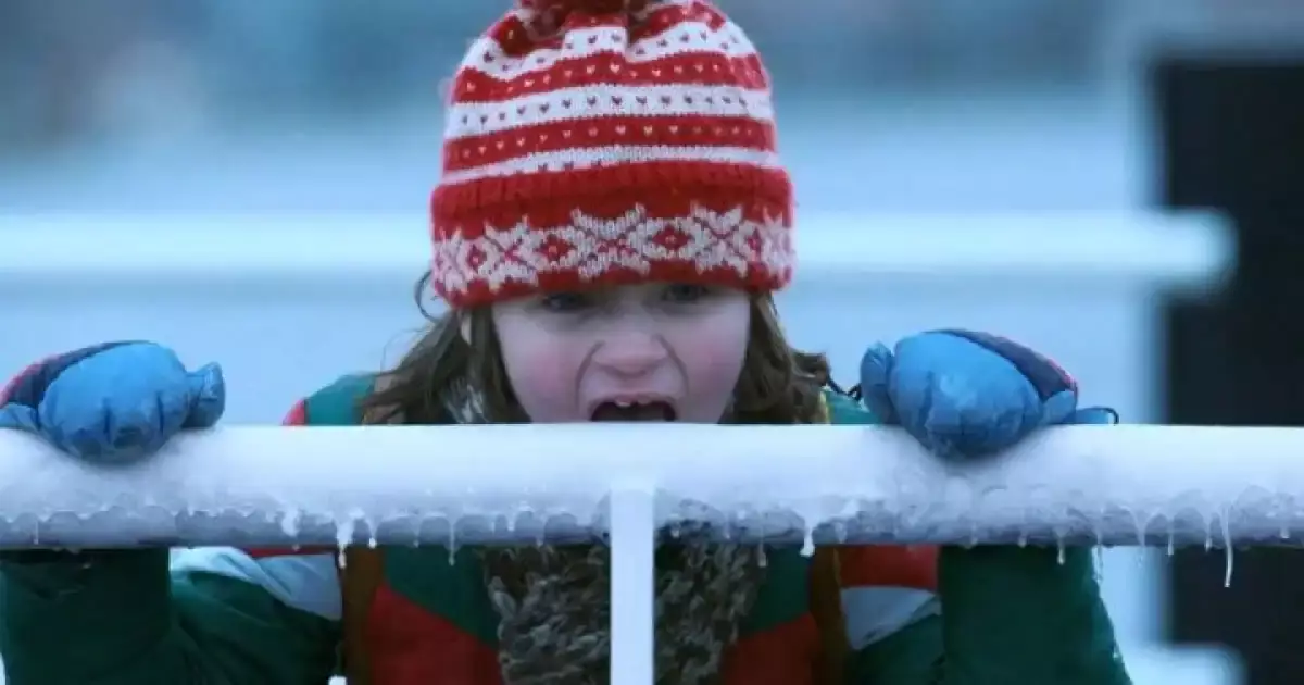 «Тілімді кесіп алмақшы болды»: тілін темірге жабыстырып алған бала анасына өтірік айтқан