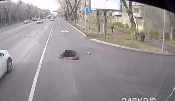 Жүргізуші телефонға алаңдап отырған: Алматыда автобус қаққан қыздың жағдайы ауыр