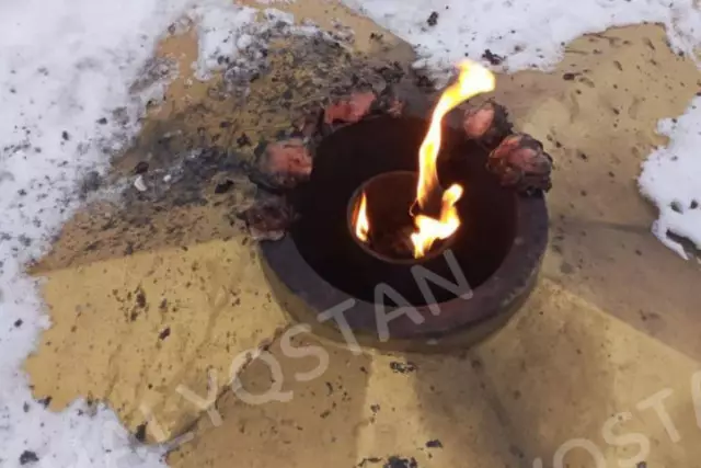 Риддерде Мәңгілік алауға ер адам тауық етін қуырып жеген