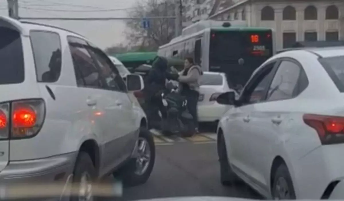 Девушка и курьер устроили разборки посреди дороги в Алматы (ВИДЕО)