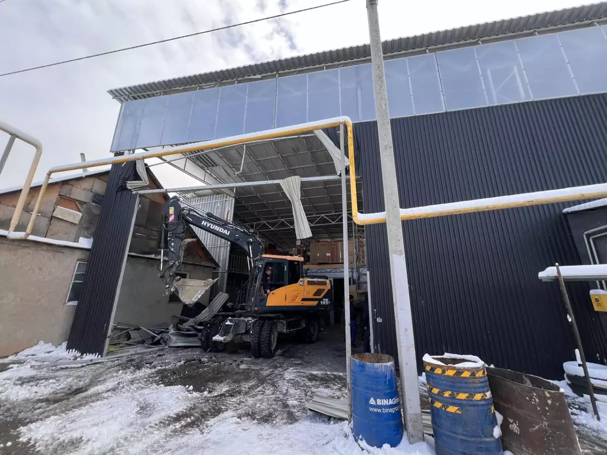 Алматыда заңсыз салынған екі қабатты ғимарат бұзылып жатыр