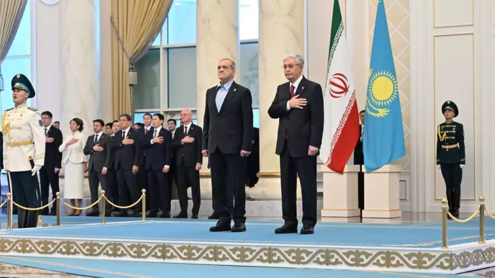 Токаев встретил президента Ирана в Акорде