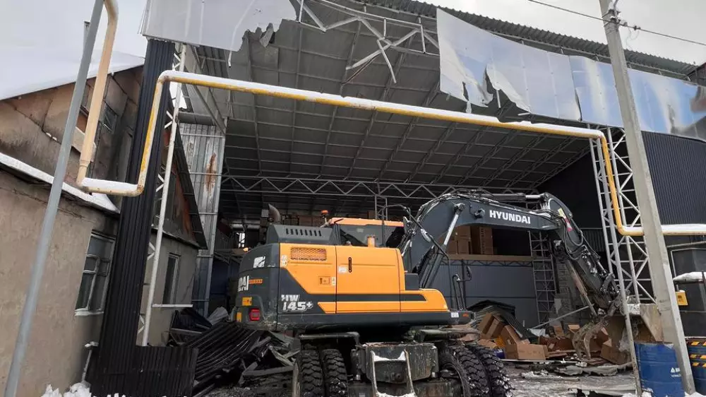 Ещё одно здание сносят в Алматы