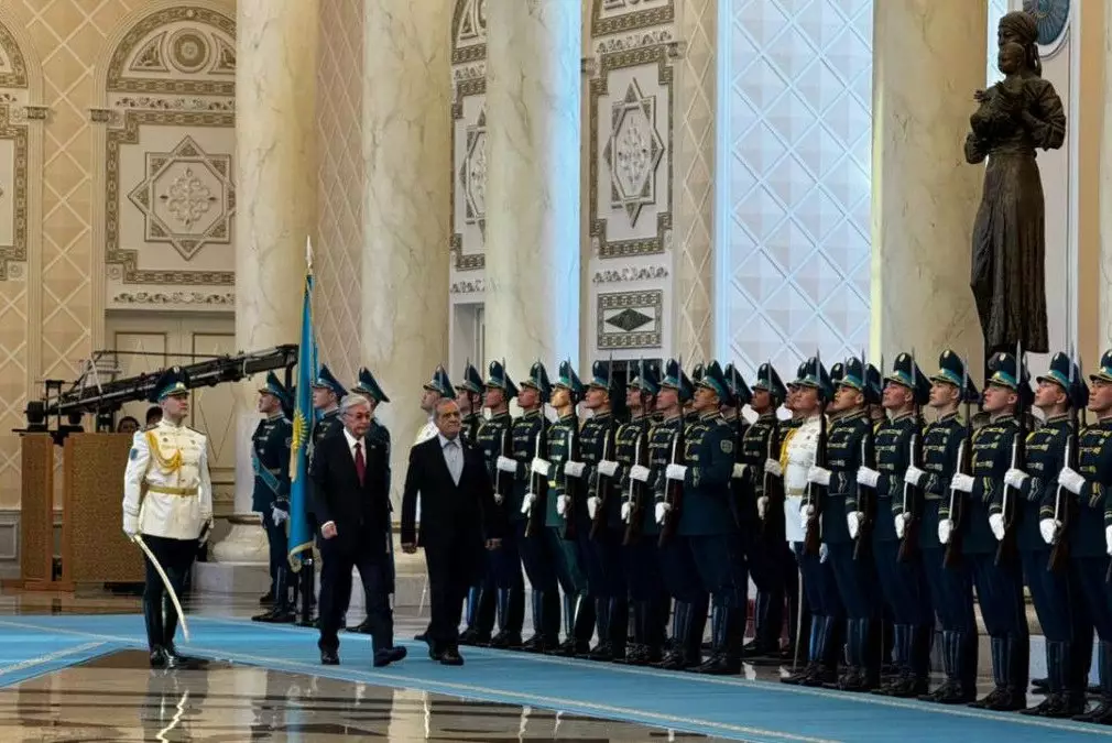 Токаев встретил президента Ирана в Акорде