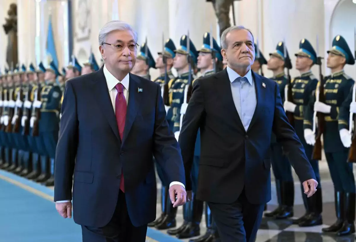 Қасым-Жомарт Тоқаев Иран Президентін Ақордада қарсы алды