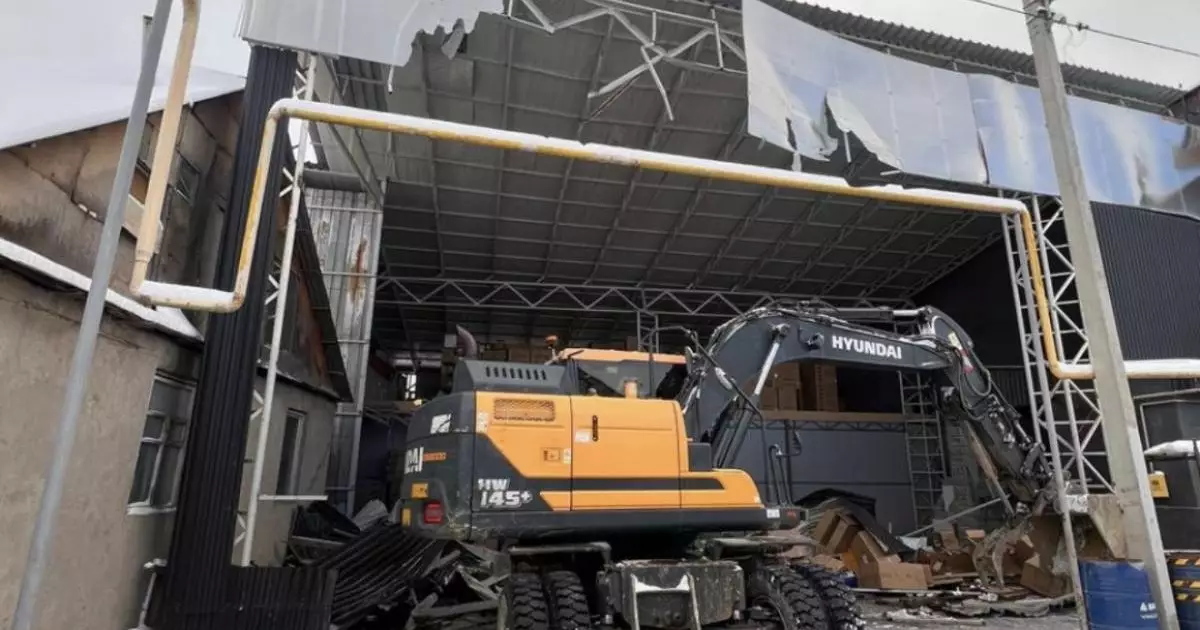  Ещё одно здание сносят в Алматы 