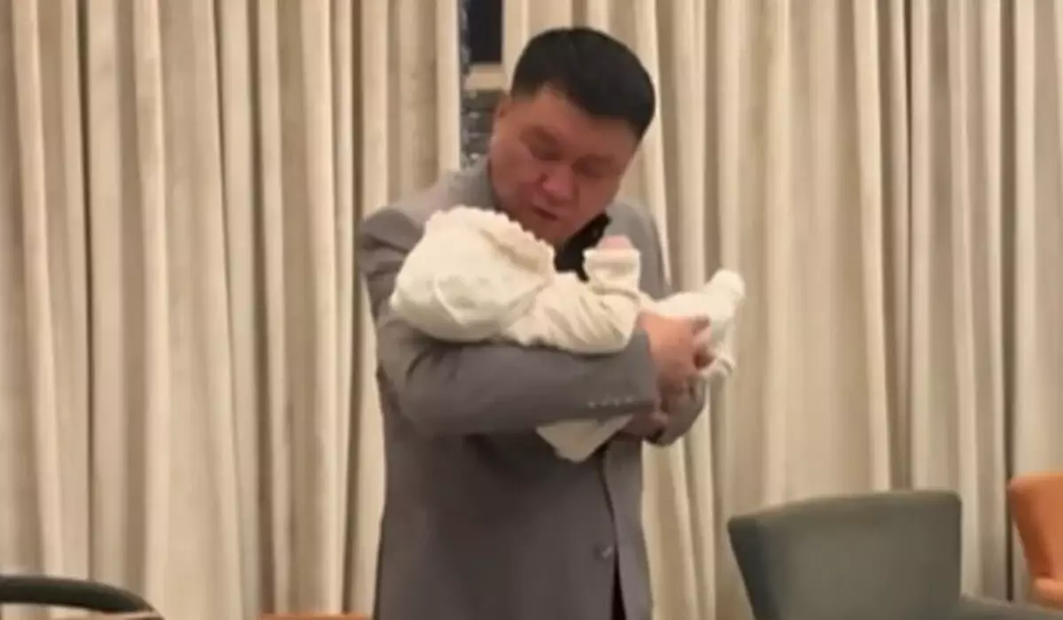 Отец Кайрата Нуртаса впервые показал трогательные кадры с новорожденным ребенком артиста