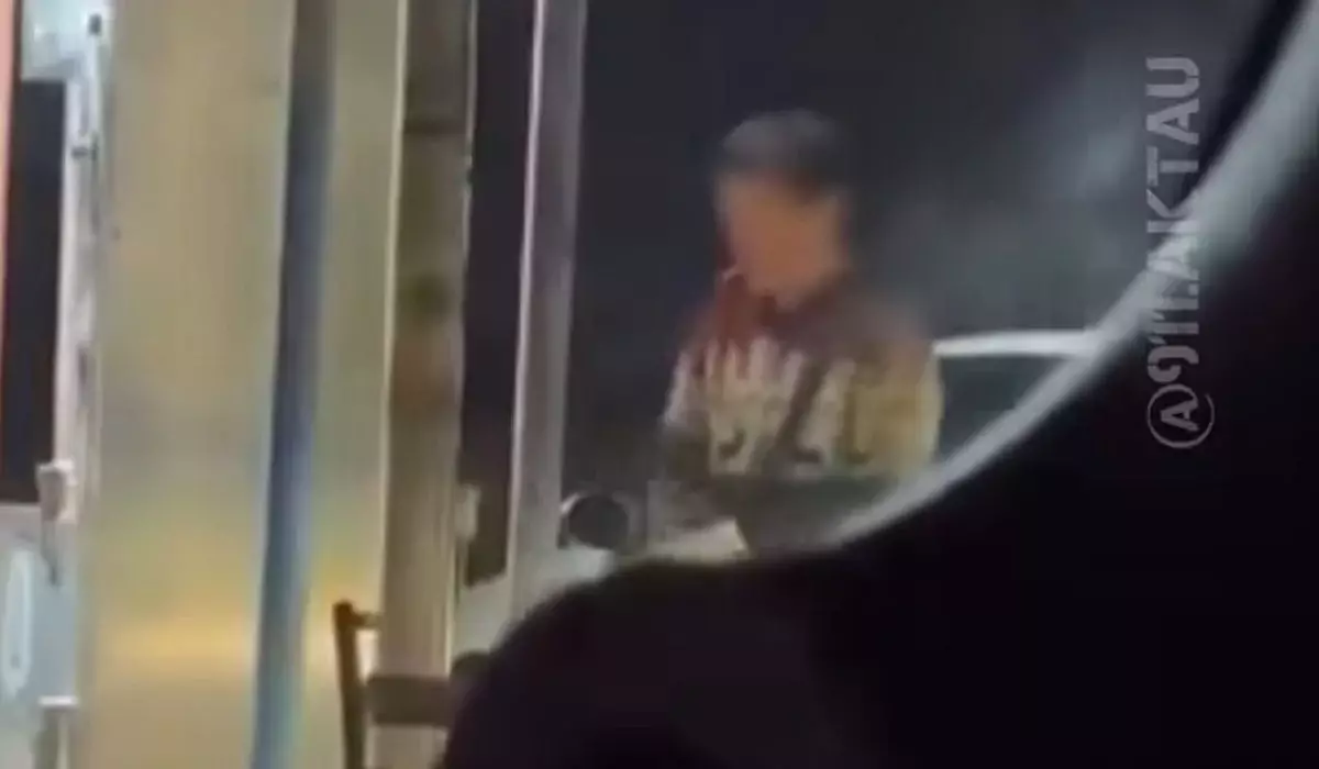 Оператор АЗС курил во время заправки автомобиля в Актау (ВИДЕО)