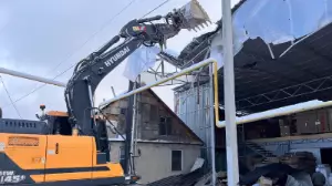 Алматыда заңсыз салынған екі қабатты ғимарат бұзылып жатыр