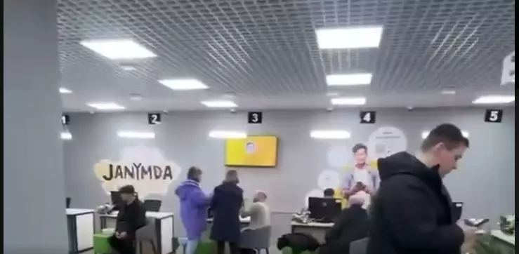 Өскеменде Beeline дауы: интернет істемей, халық сервис орталығына жиналды