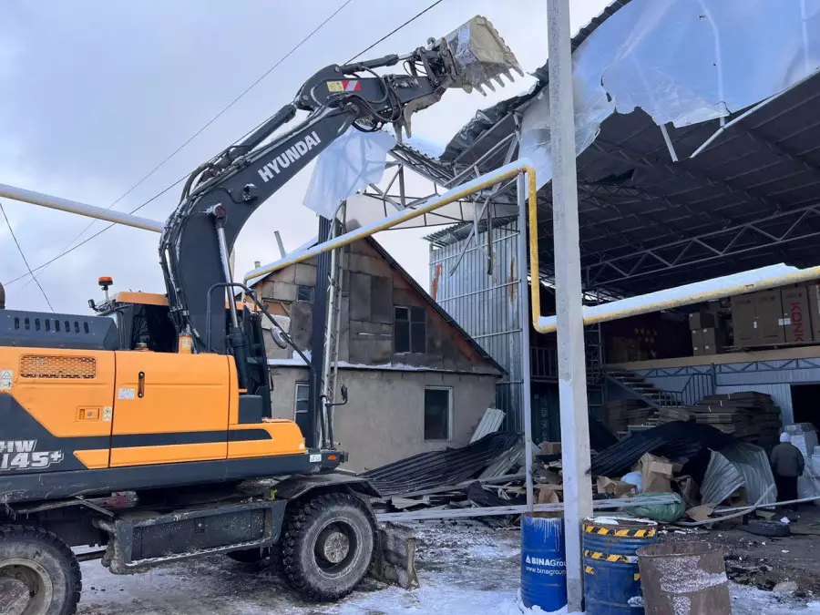 Алматыда екі қабатты ғимарат түгін қалдырмай сүріліп жатыр