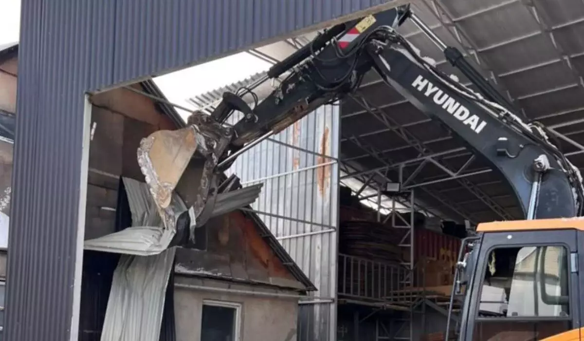 Двухэтажный самострой сносят в Алматы