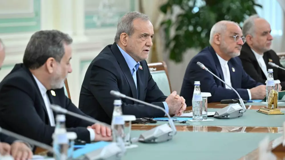 Иранская делегация передала Казахстану копии ценных древних рукописей