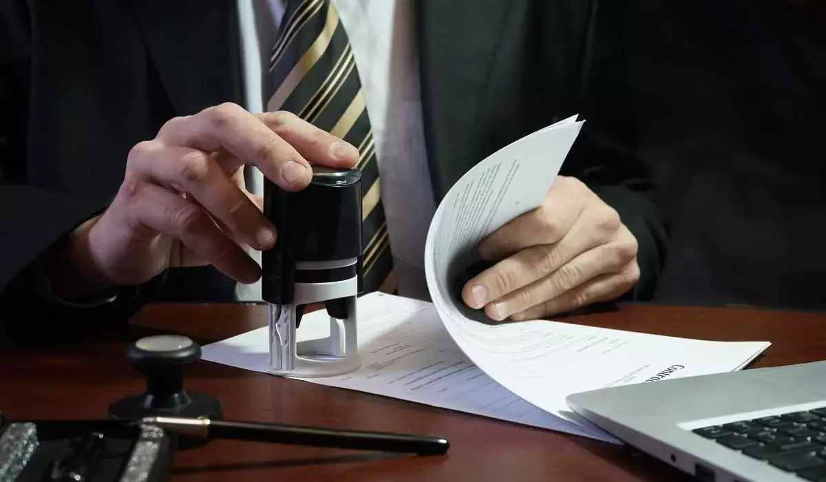 Сговор нотариусов и коллекторов привел к массовым незаконным взысканиям в Павлодарской области