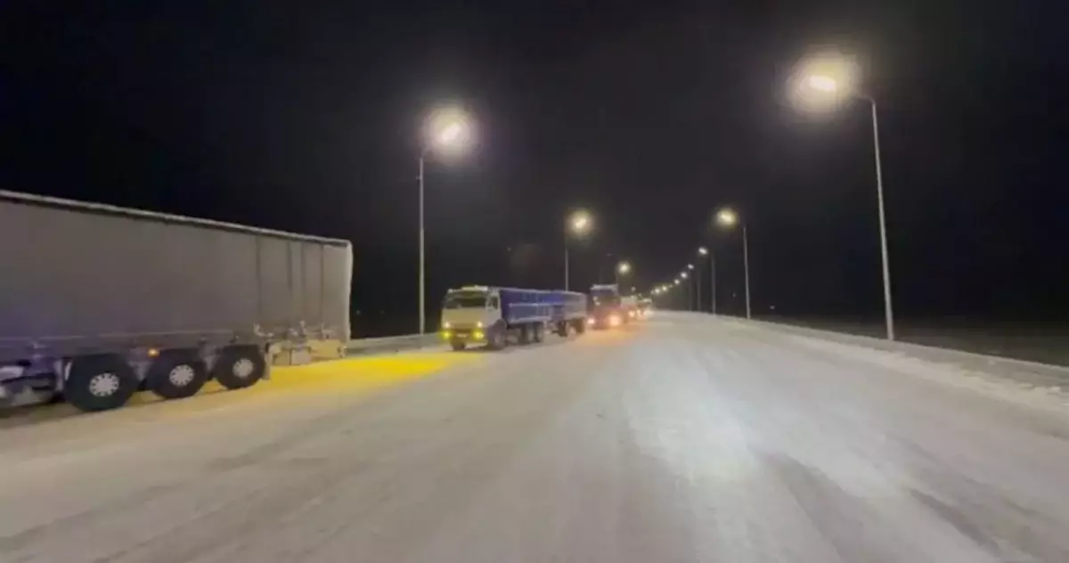 Полицейские сопроводили колонну из 150 грузовых автомобилей до безопасных мест в области Жетысу