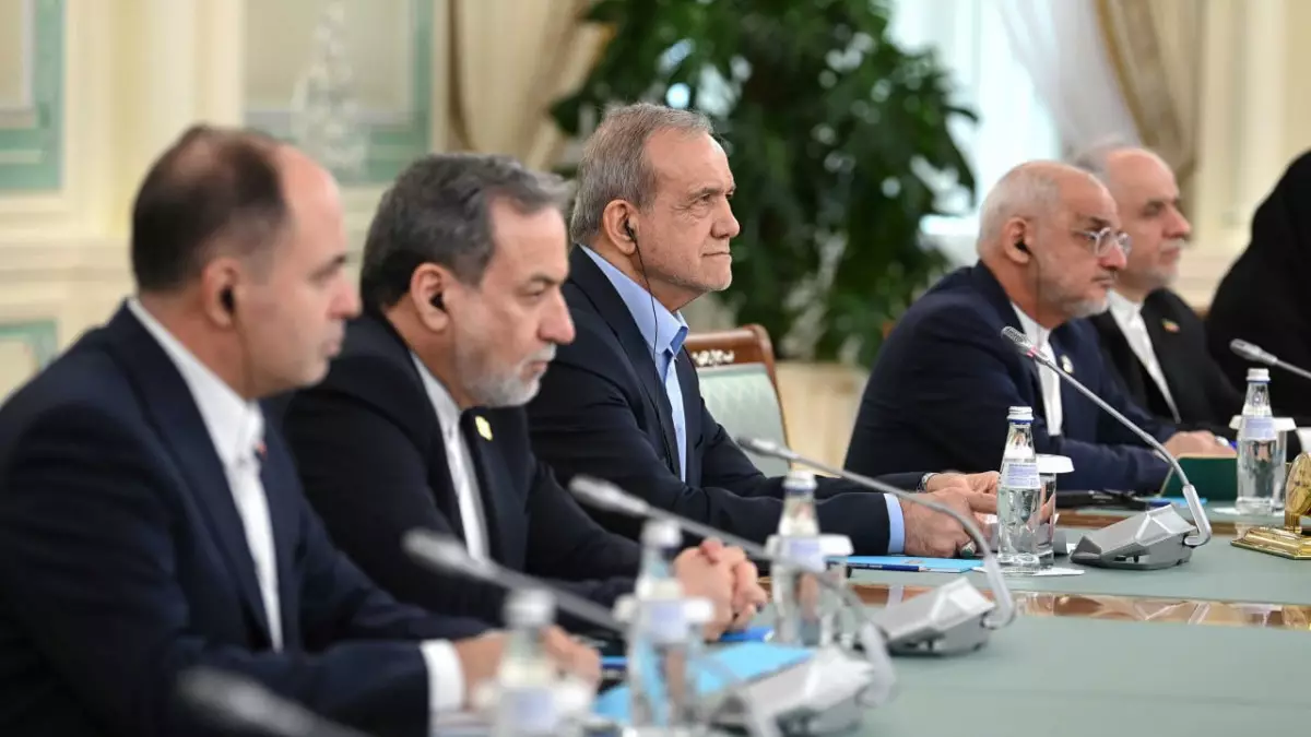 Иран Қазақстан тарихына қатысты құнды ескі қолжазбаның көшірмесін табыстады