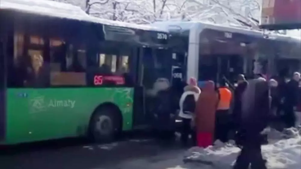 Алматыда автобус троллейбуспен соқытығысты