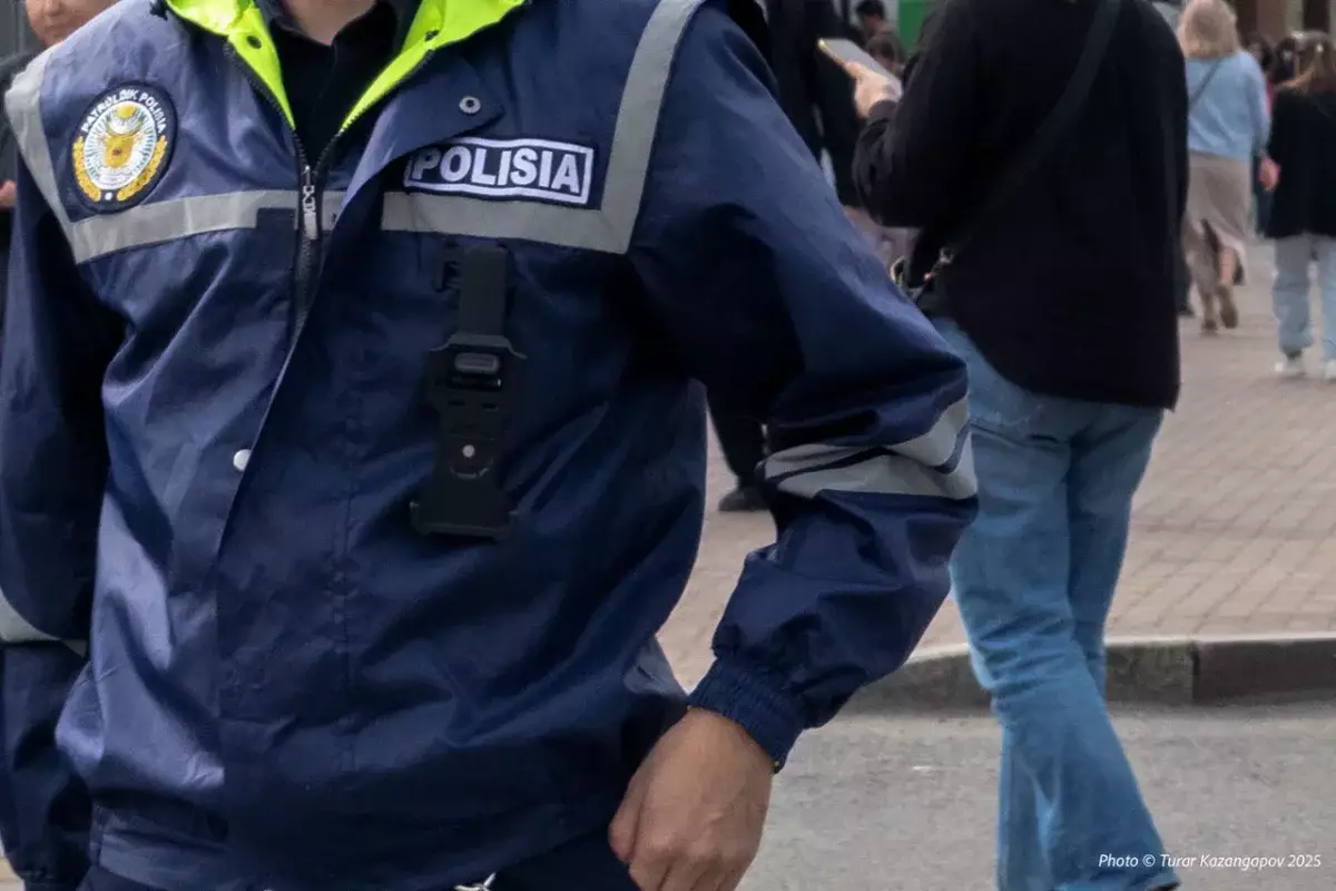 Алматы автобус протаранил троллейбус на остановке — видео