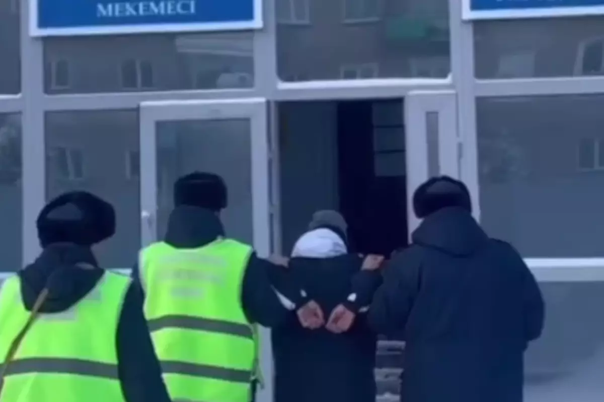 В Восточном Казахстане задержан вандал, жаривший шашлык на Вечном огне