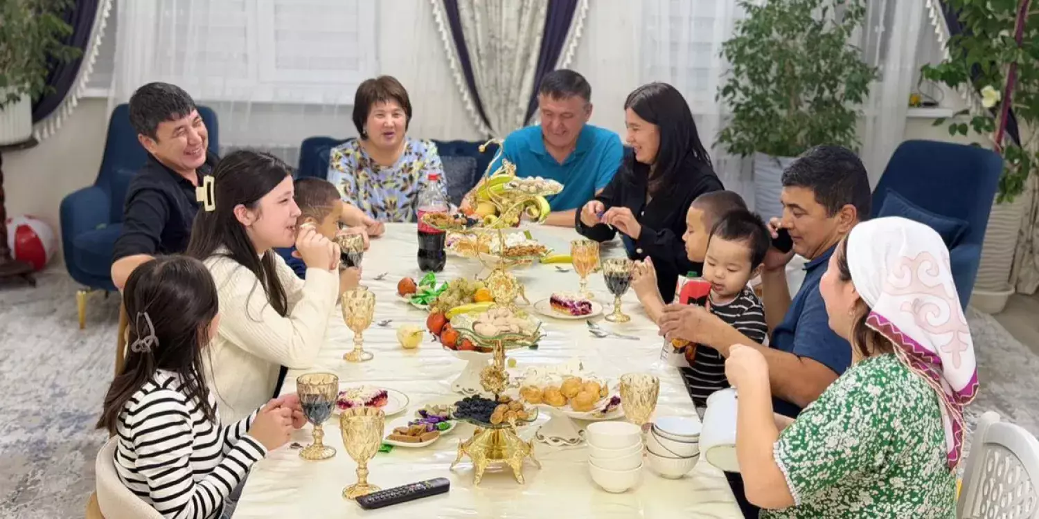 «Бірден «мама» деді!»: Маңғыстауда ерлі-зайыпты бір үйдің бес жетім баласын асырап алған