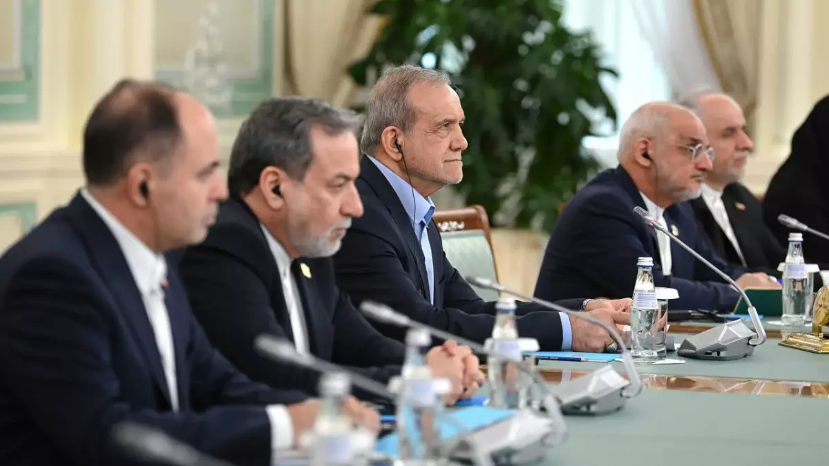 Иран Қазақстан тарихына қатысты құнды ескі қолжазбаның көшірмесін табыстады