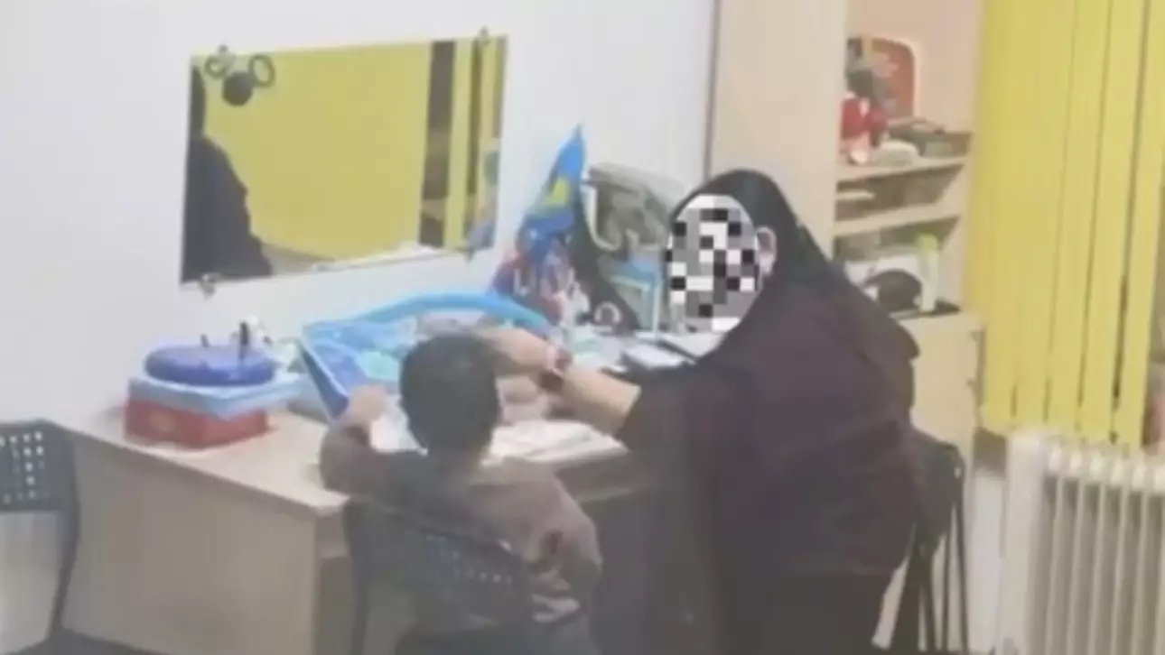 Қарағандыда логопедтің баланы ұрған сәті видеоға түсіп қалды (ВИДЕО)