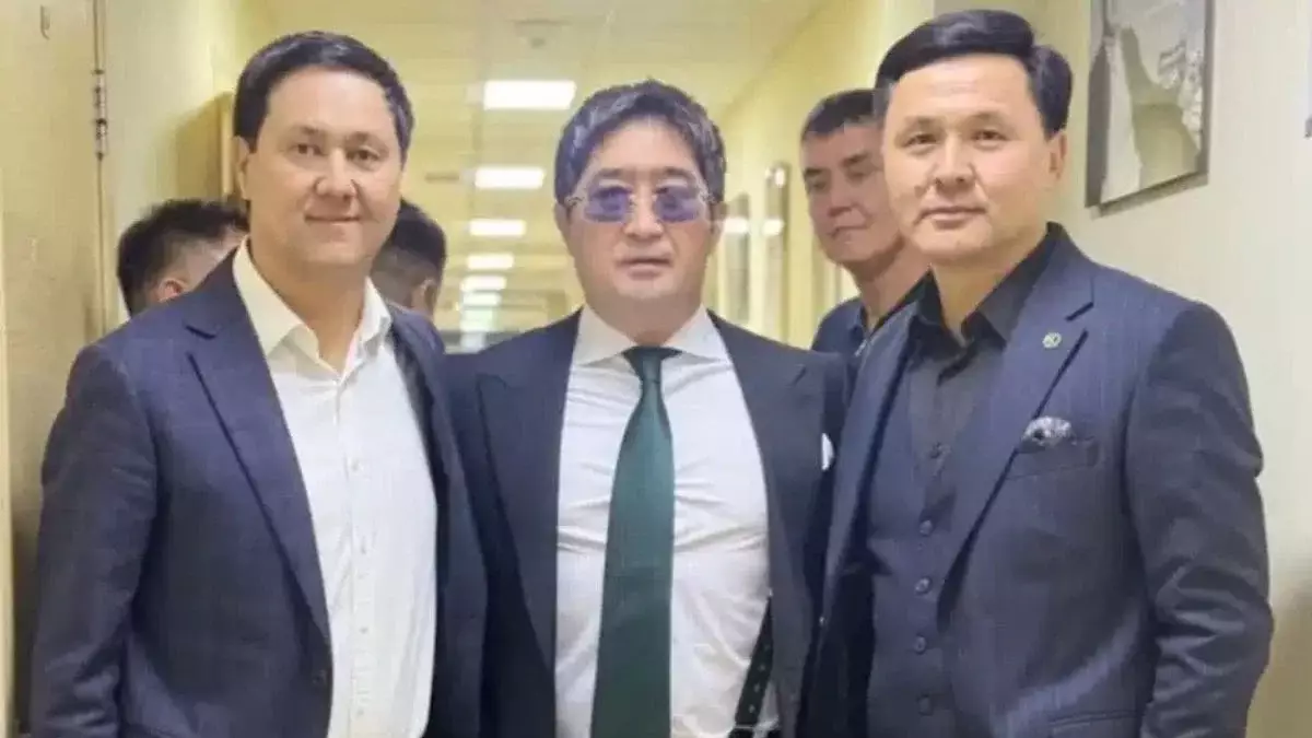 Қамауға алынған Мұқасан Шахзадаев сахнада ән айтып жүр