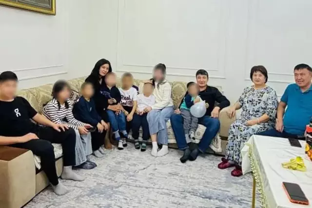 «Бір үйдің 5 баласы»: Маңғыстауда ерлі-зайыпты балалар үйінен бір отбасының балаларын асырап алған
