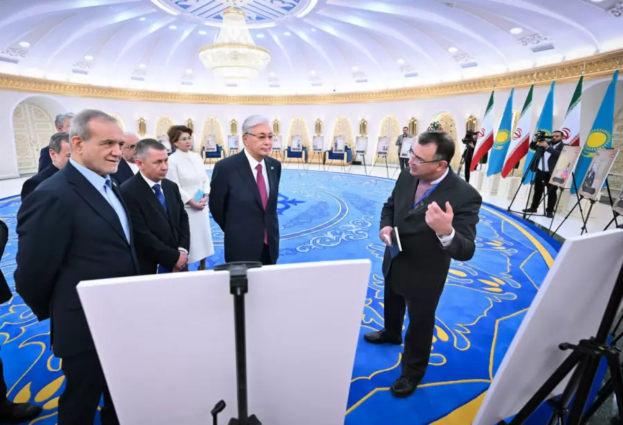 “Өте құнды сыйлық“. Президенттер Иран архивінен табылған көне қолжазбалар көрмесін тамашалады