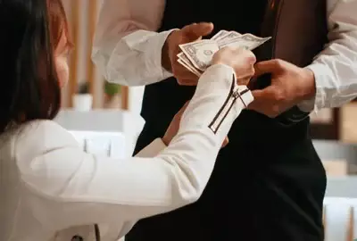 Kaspi запустил новый сервис для быстрой оплаты счёта и чаевых официанту