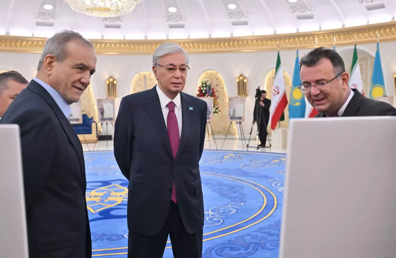 Токаев и Пезешкиан представили редкие архивные документы общественности