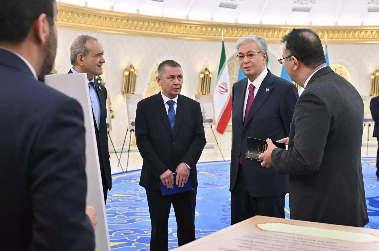 Президенттер Иран архивінен табылған қазақ тарихына қатысты көне қолжазбалар көрмесін тамашалады