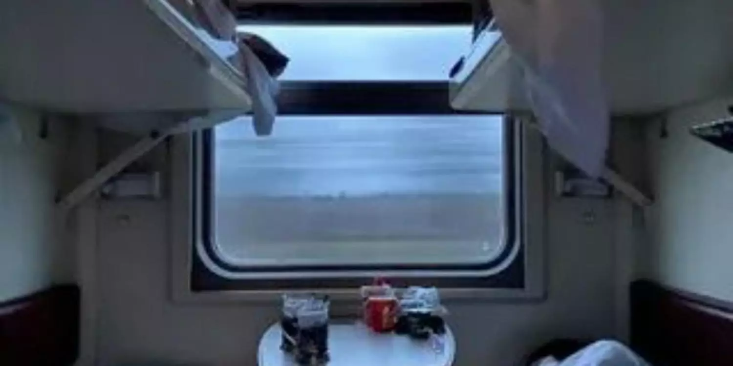 "Екі бала жансақтау бөлімінде": Алматыда пойызда көміртегі тотығынан 52 жолаушы уланып қалды