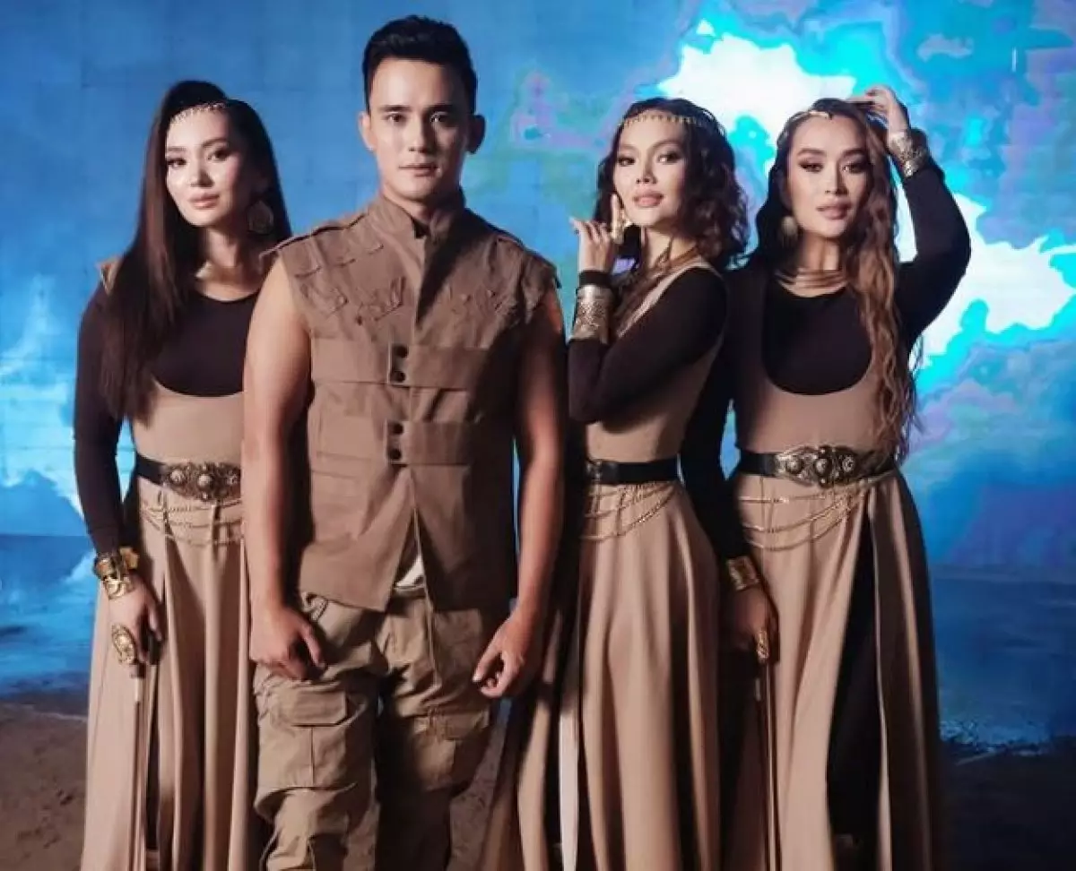 Невестка Рымбаевой представила необычную версию песни "Камажай"