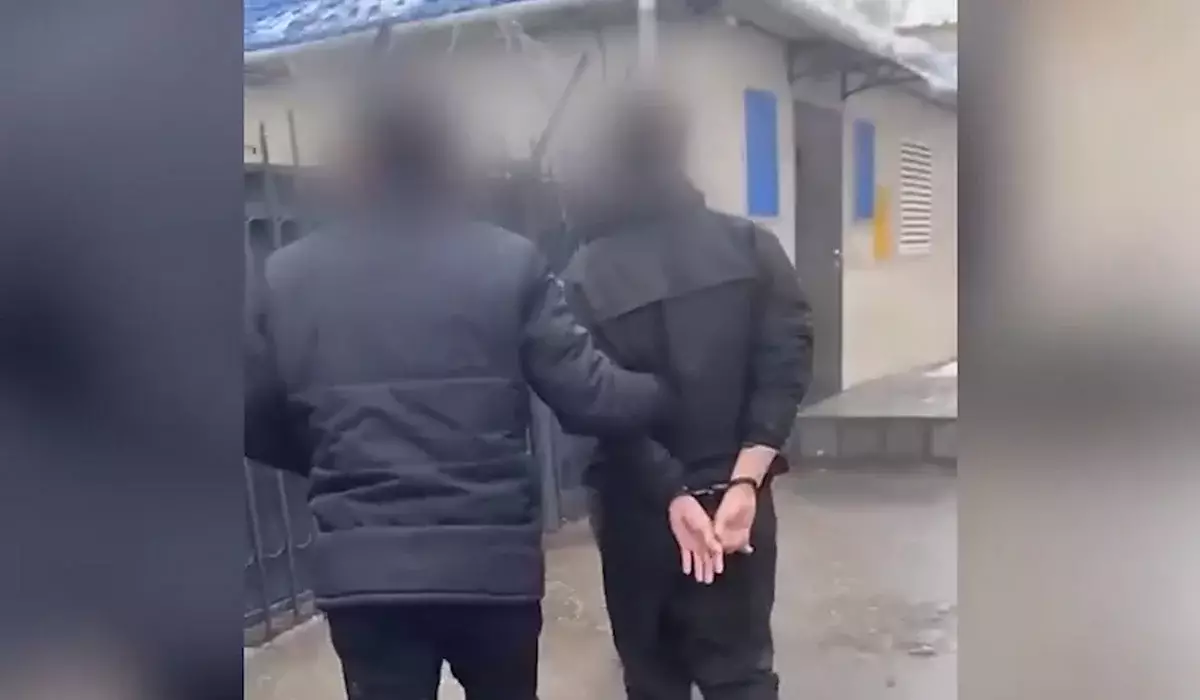 Украл 11 млн тенге и купил авто: задержание квартирного вора сняли на видео в Астане