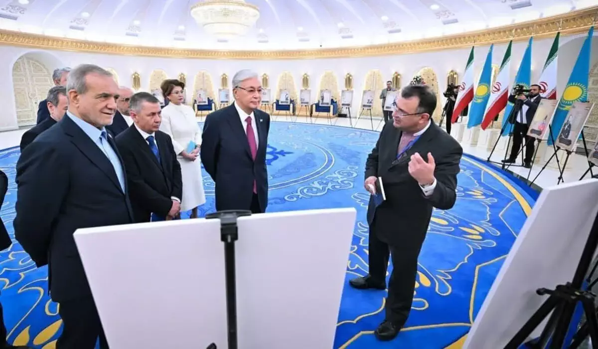 «Это очень ценный подарок»: Токаеву и Пезешкиану показали 27 древних рукописей об истории Казахстана (ФОТО)